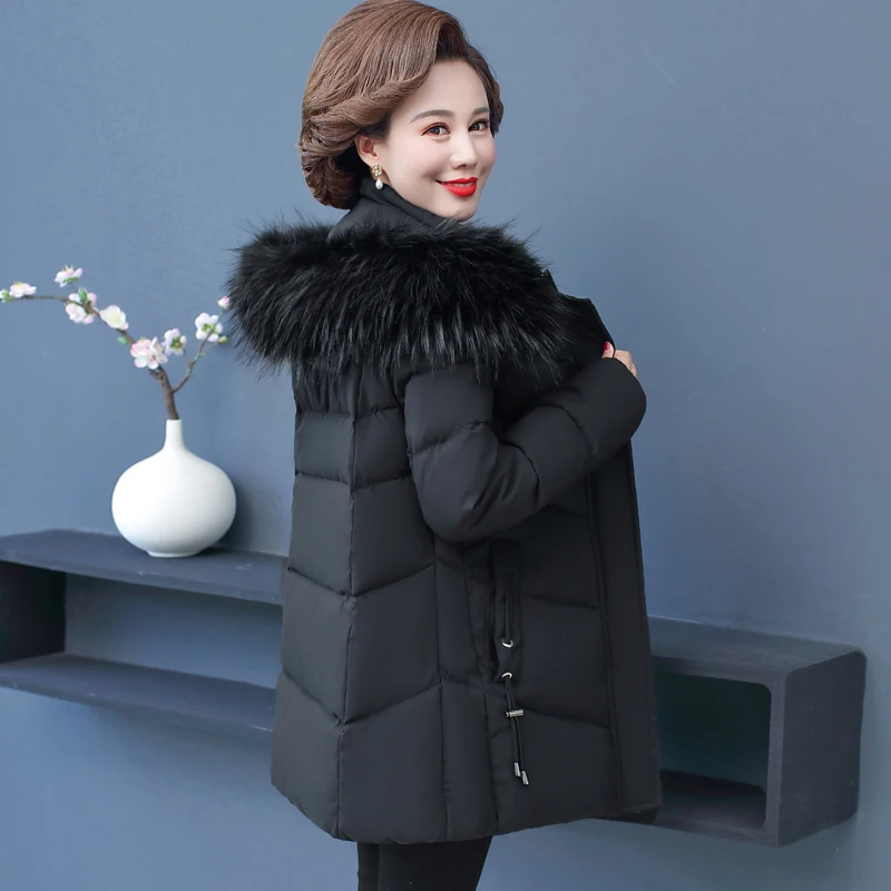 معطف قطني فضفاض ومزاجي جديد لعام 2025 للنساء في منتصف العمر ملابس نسائية شتوية سترة سميكة