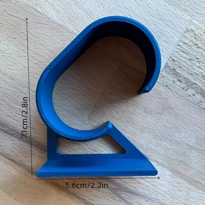 3D-gedruckter Uhrenständer mit geschmeidigem, geschwungenem Design und stabiler Basis zur Aufbewahrung von Uhren am Bett. – Detail 9