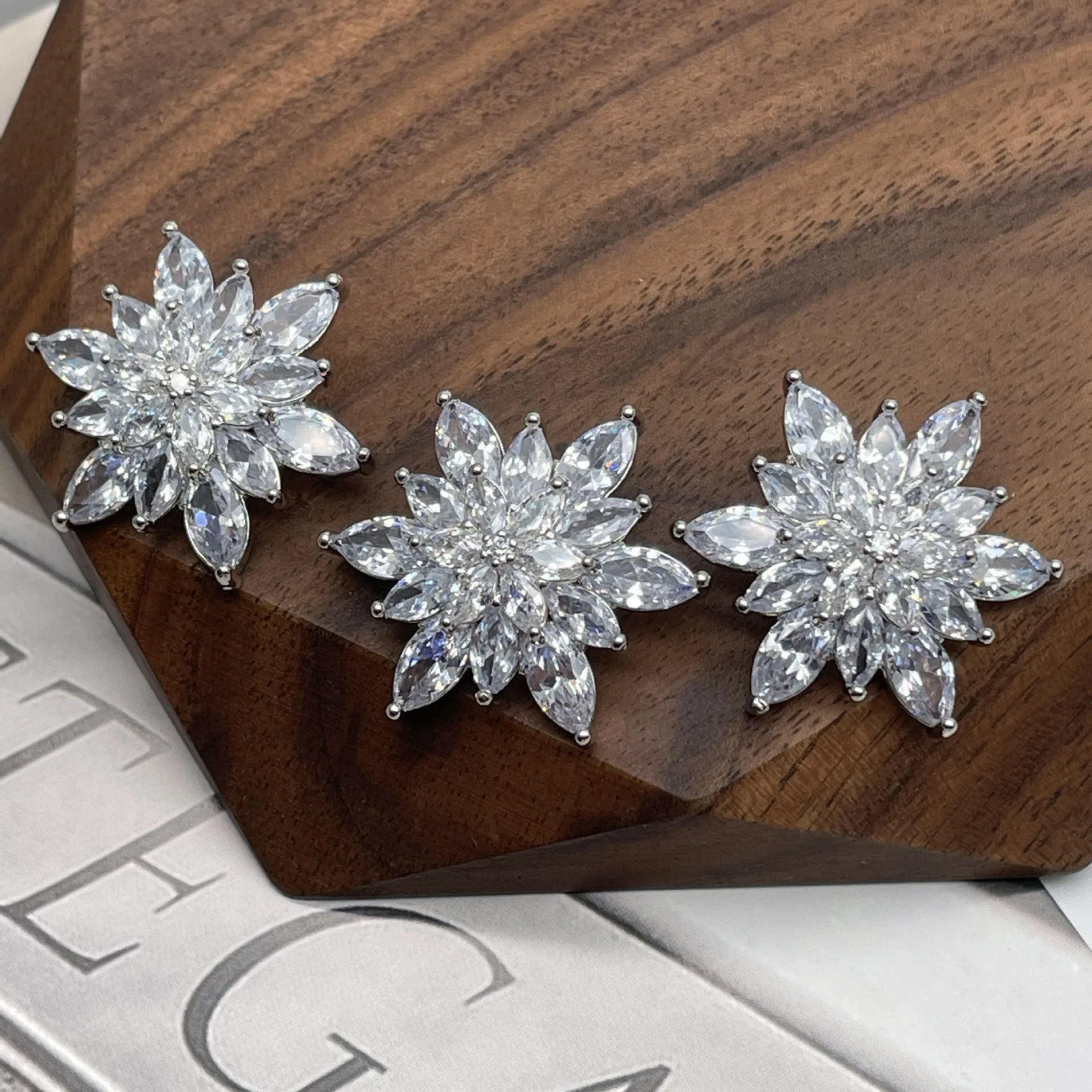 5 pièces/lot mode cuivre flocon de neige cristal Zircon boutons tige pour vêtements pull chemise accessoire de couture