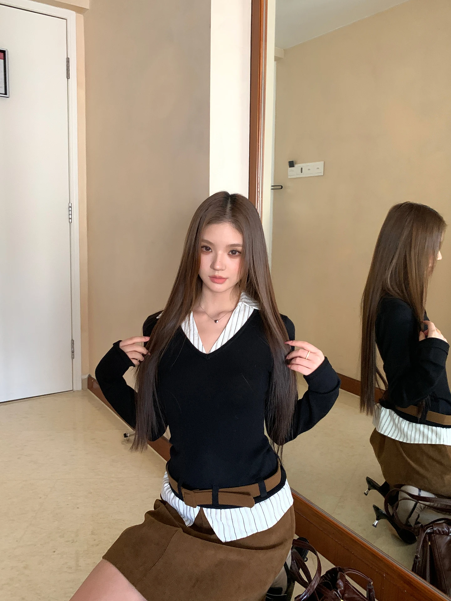 سترة نسائية سوداء ضيقة موديل 2025 الجديد لفصلي الخريف والشتاء، بلمسة راقية وتصميم كسول، محبوكة بأسلوب قطعتين وهميتين، مناسبة ...