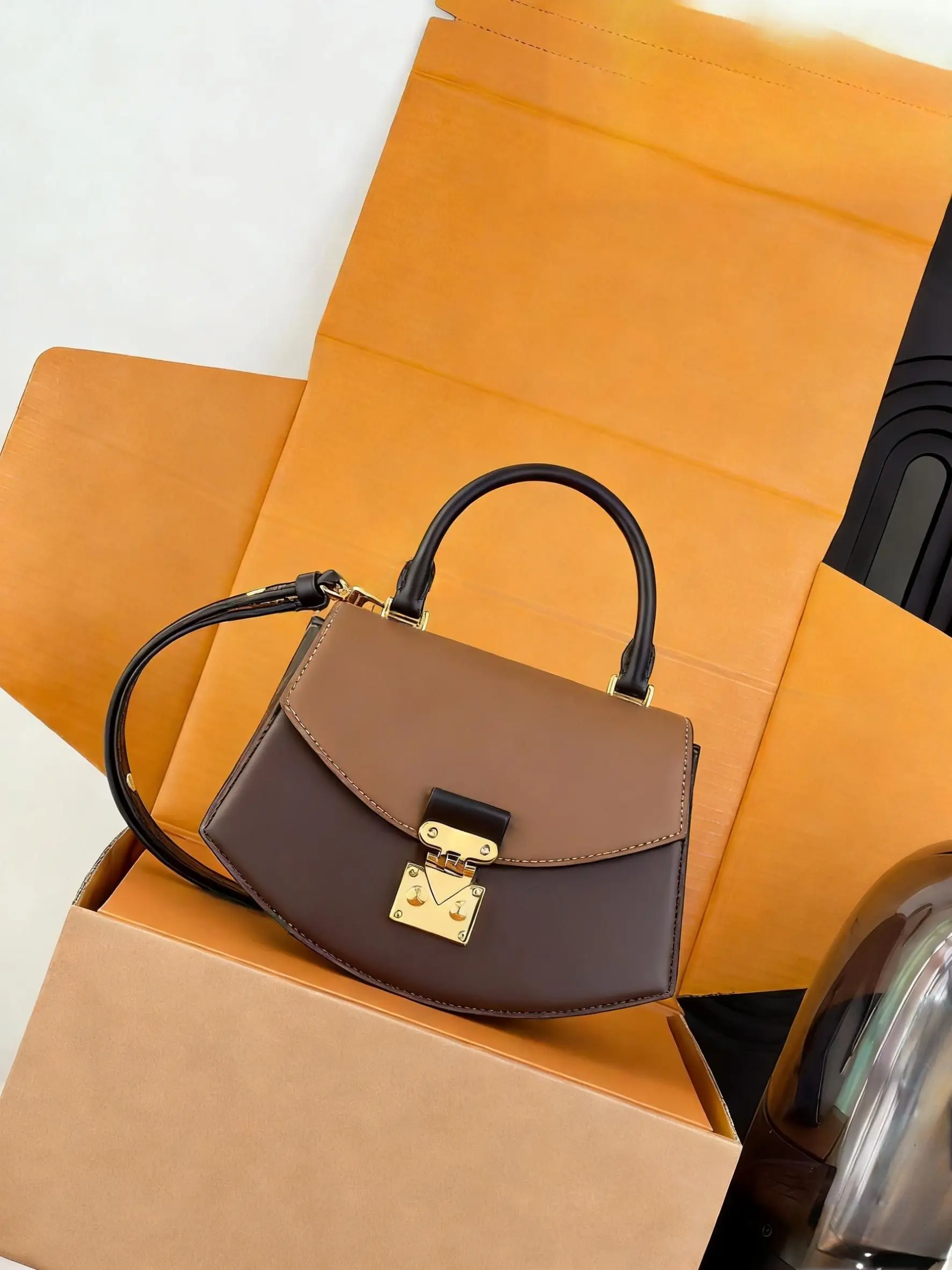

Двухцветная мини-сумочка коричневого и кофейного цветов с золотистой металлической застежкой, верхней ручкой и регулируемым кожаным ремешком, элегантная роскошная сумка через плечо