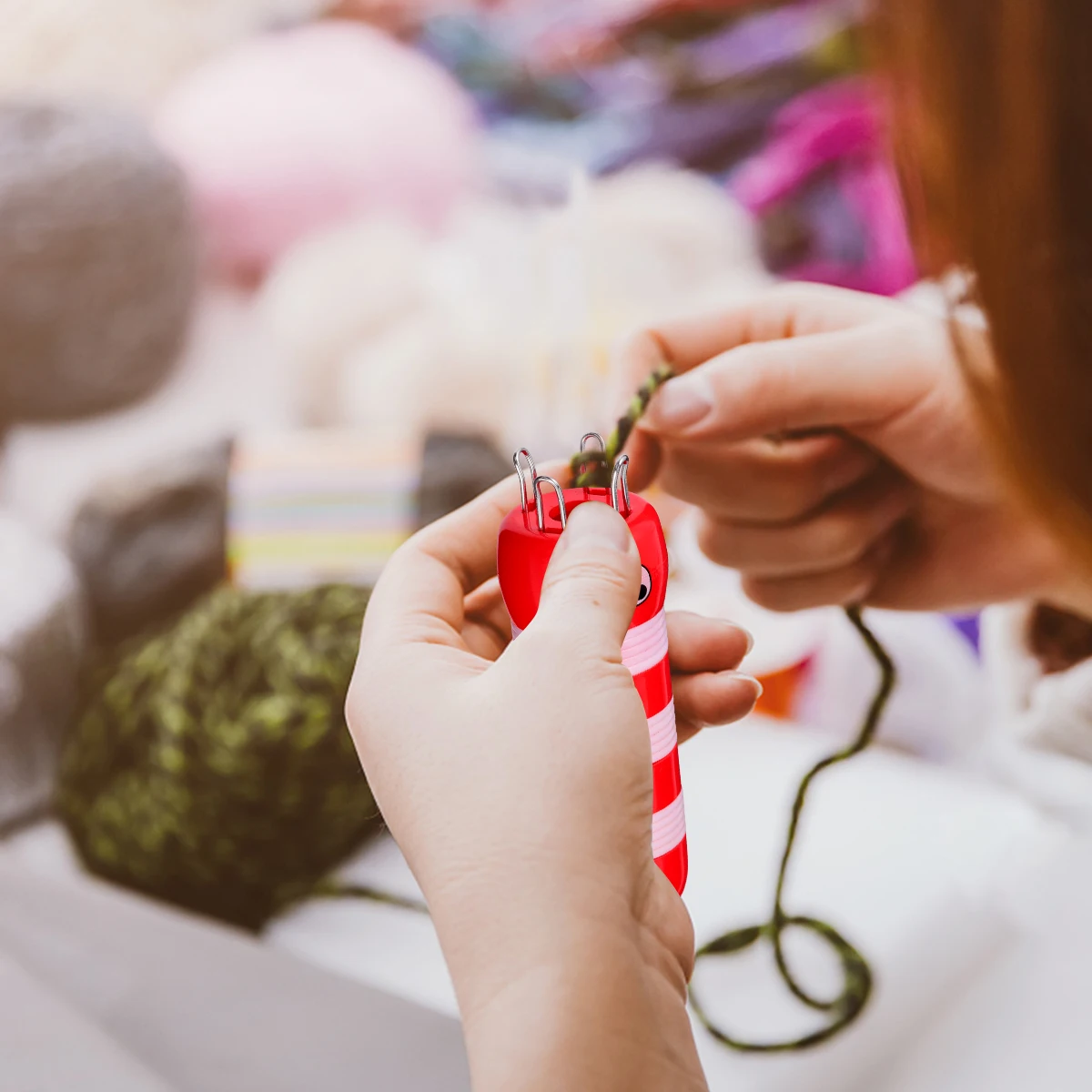 

1Pcs Rope Knitter Durable Plastic Compact Easy Use Home Shop DIY Rope Knitting Tool Bee Shape Spool Knitting Machine Winding