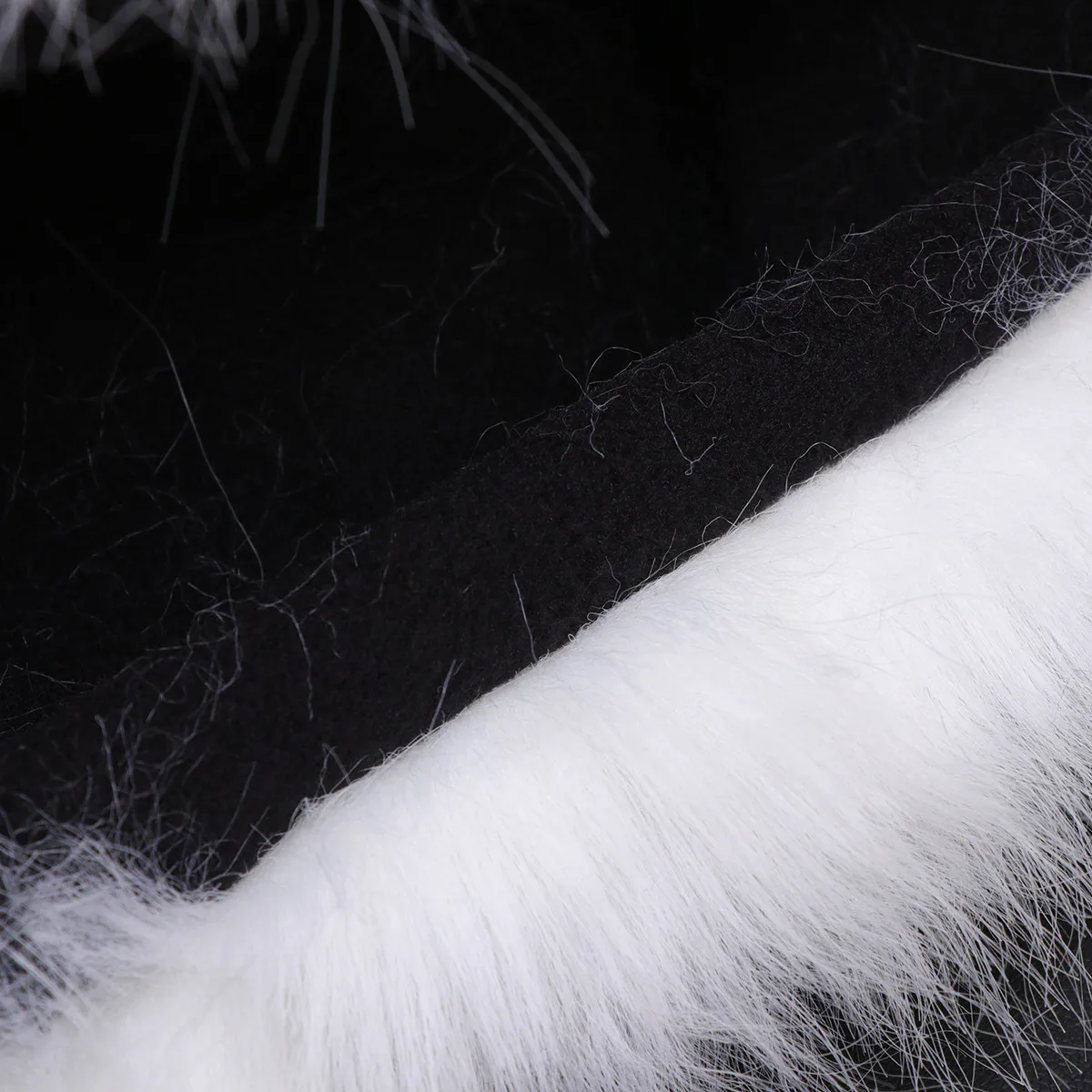 

Стильная черная зимняя шапка для женщин: очень теплая, термоизолирующая, с защитой ушей, идеально подходит для катания на лыжах и активного отдыха в холодную погоду.