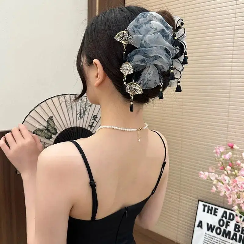 Bedruckte Chiffon-Haarklammer mit goldenen Fächeranhängern und schwarzen Quasten für Hanfu, passend für den täglichen Gebrauch und traditionelle Anlässe. – Detail 5