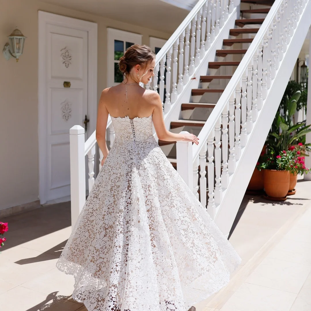 화이트 스트랩리스 레이스 맞춤형 정장 이브닝 A라인 미디 드레스 우아한 프로모션 드레스 공식 행사복 2025