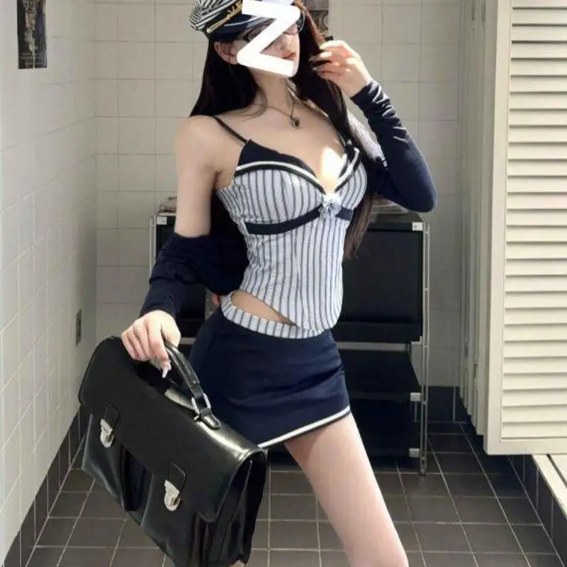 

Сексуальный комплект из трех предметов: полосатый топ, облегающая мини-юбка и солнцезащитная рубашка из мягкой ткани для женщин. Новый летний модный стиль для школы.