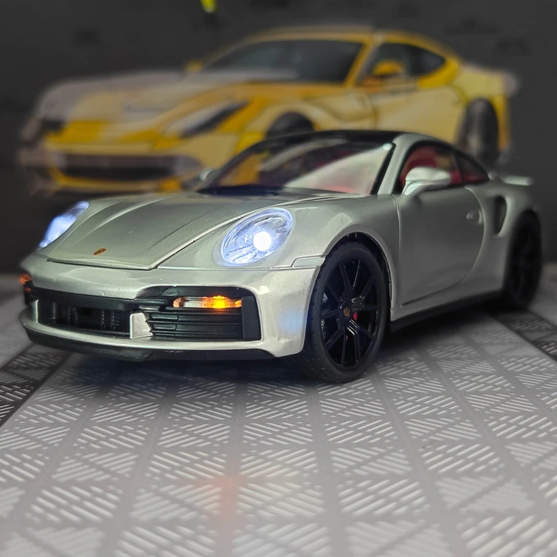 

1:24 simulation Porsche 911 alloy car model, doors and engine hood, trunk can be opened rich in details, finely crafted