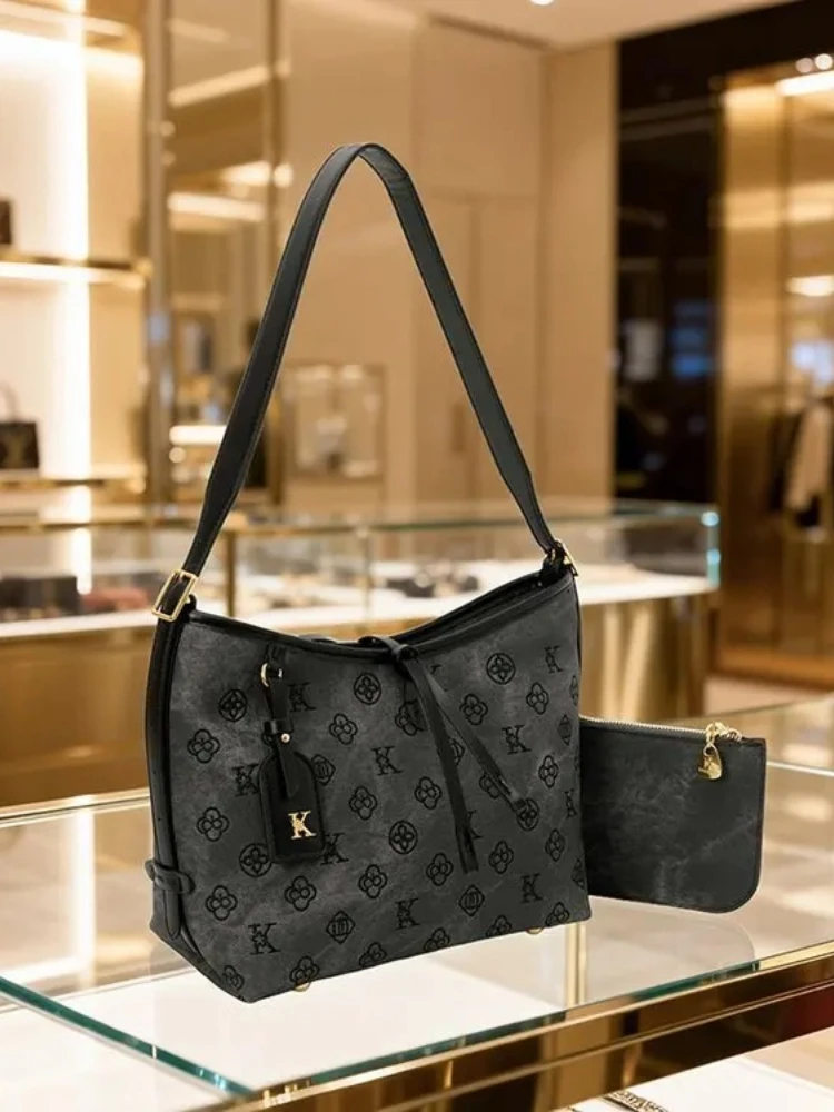 

Spacious Commuter Tote Bag, Women's Oversized Shoulder Purse, Trendy Day to Night Crossbody, Casual Sling Bag, Minimalist