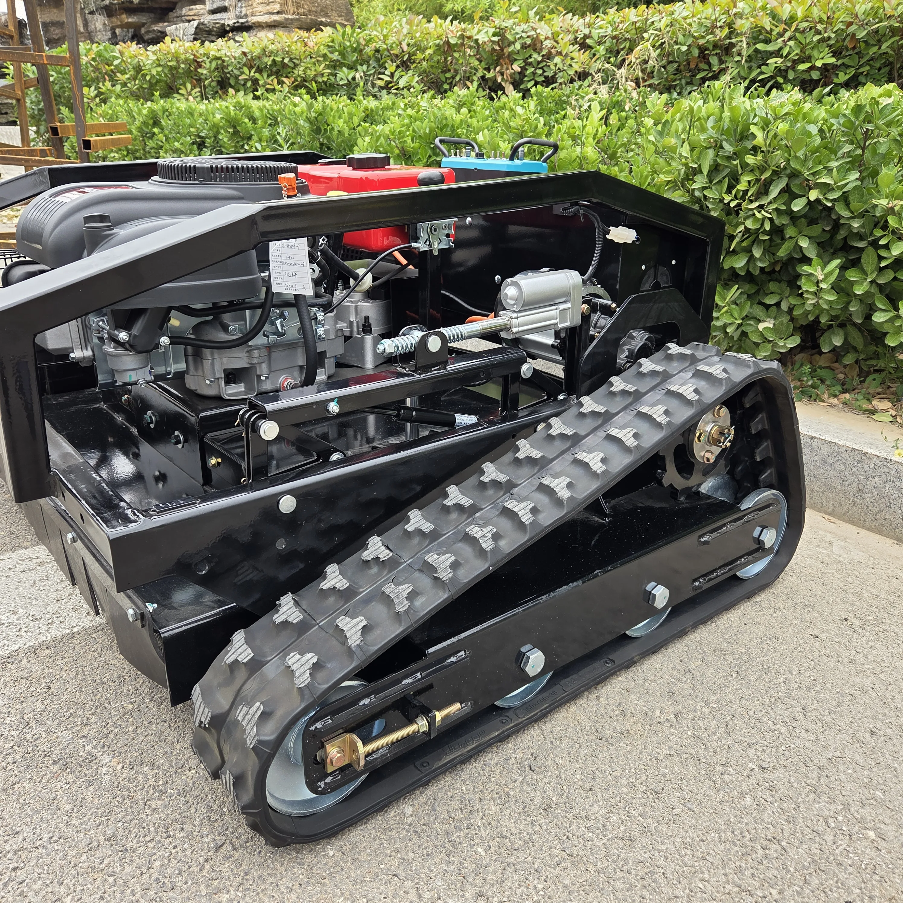 1000mm cutting width 4000㎡/h High efficiency working Self-generating system Long-lasting mobility Flexible smart lawn mower