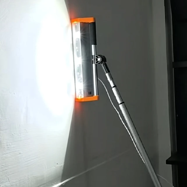 

Настенный светильник с тремя светодиодами (лампы в комплект не входят)