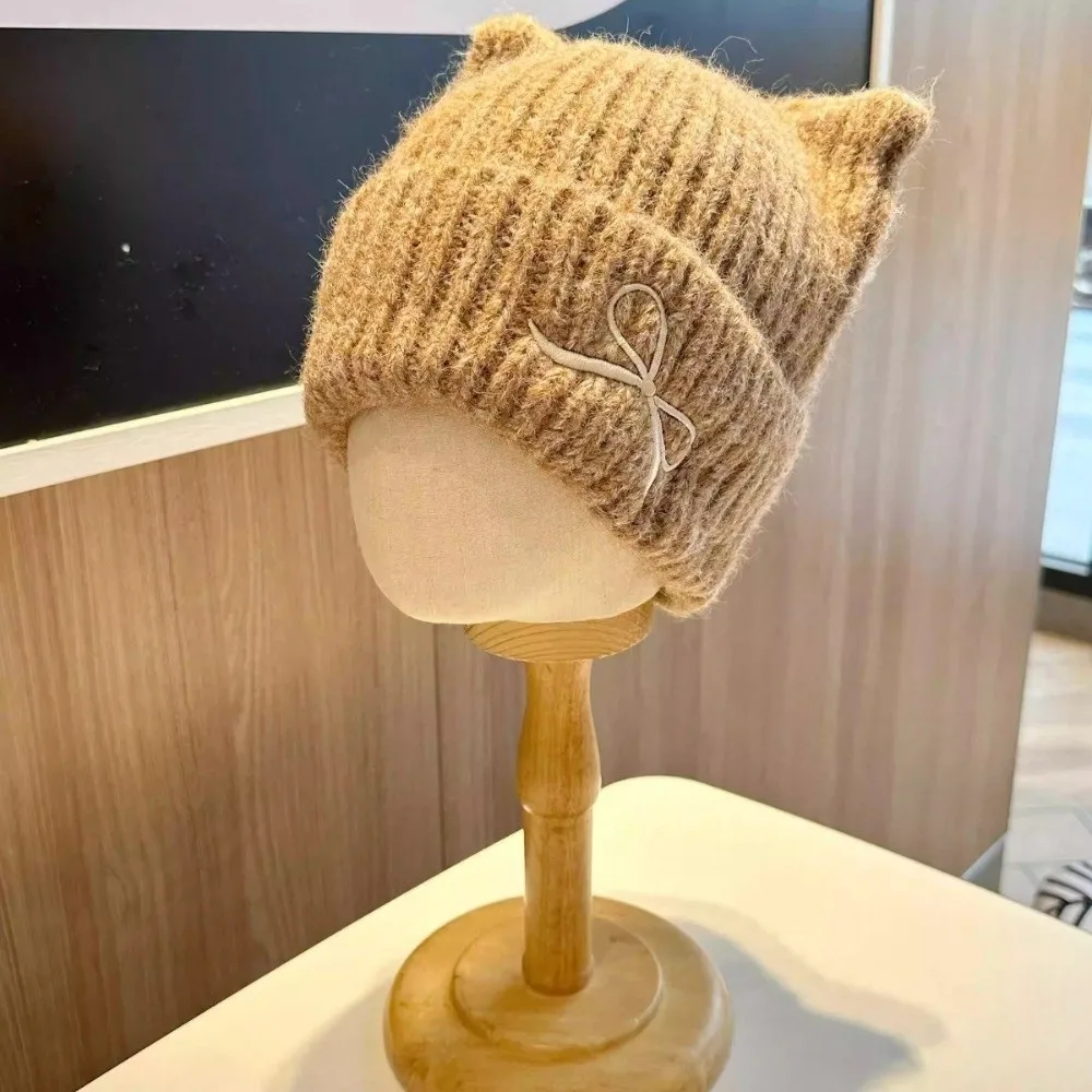 Einfache, einfarbige Mütze mit Katzenohren, winddicht, wärmend, aus gestrickter Wolle, verdickte, vielseitig kombinierbare Strickmütze für Mädchen. – Detail 3