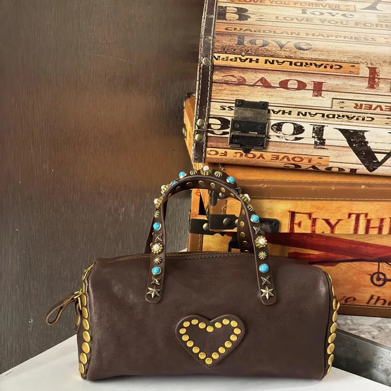 Vintage Handtasche mit Zylinderform und dunkelbraunem Griff, Damen Retro Distressed Barrel Bag, Handtasche mit Herz-Nieten-Dekor und Metallnieten – Detail 2