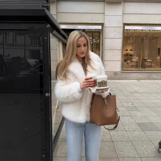 سترة نسائية شتوية من الفرو الصناعي لعام 2025 معطف بلون نقي وياقة على شكل طية صدر السترة معطف فرو صديق للبيئة للسيدات سترة منفوشة قصيرة فضفاضة من الفرو للإناث