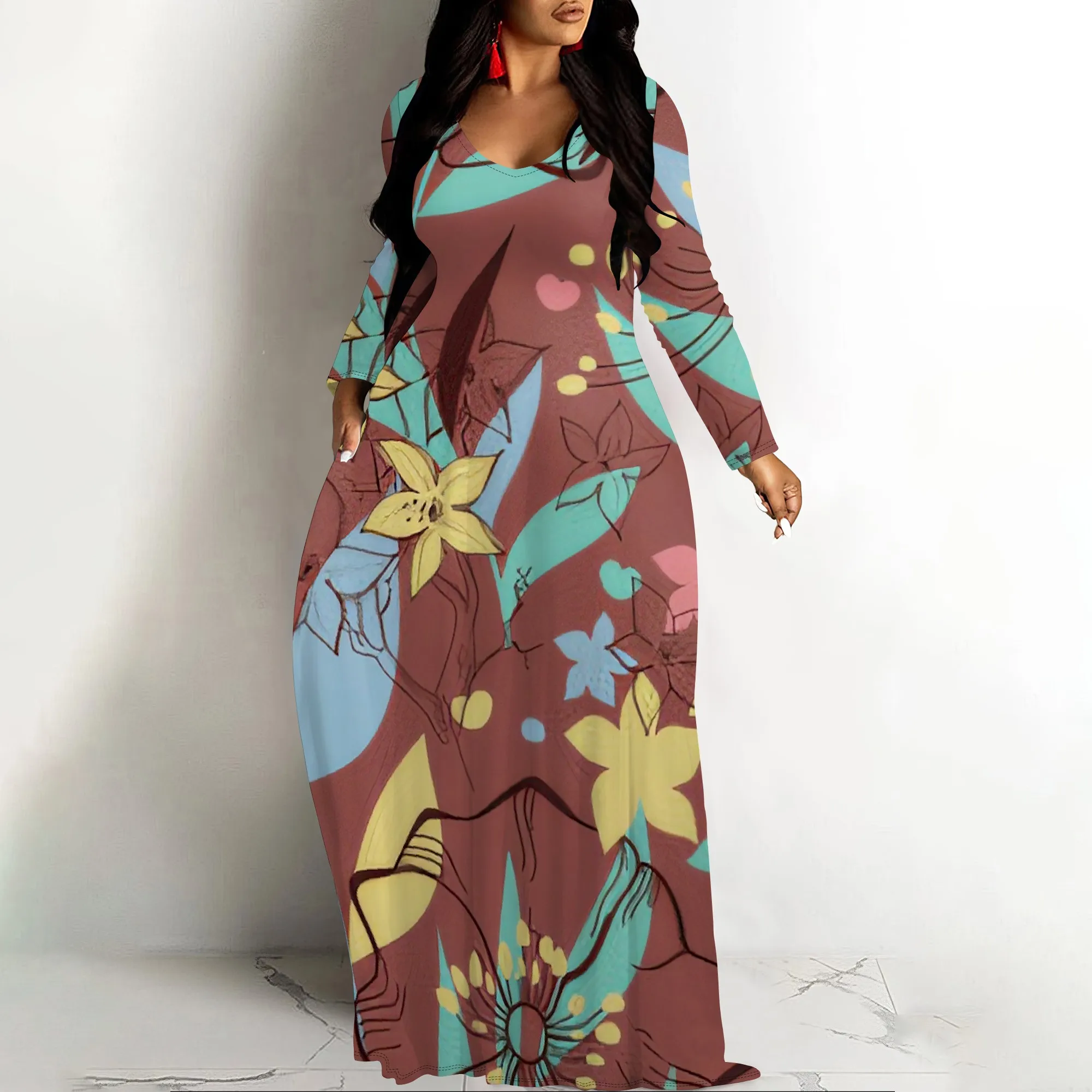 Nupusa Standard-Fit-Maxikleid mit langen Ärmeln und Blumenmuster auf dunklem Hintergrund und V-Ausschnitt