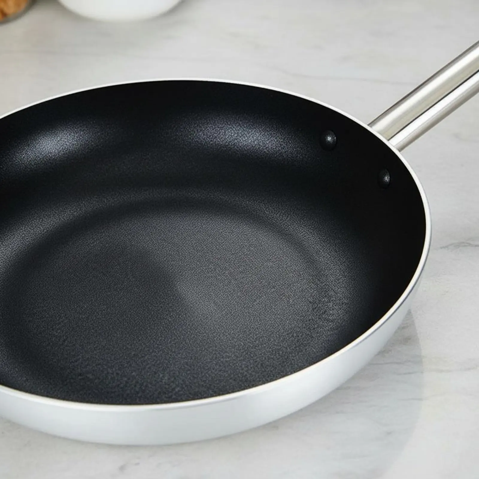 Non-Stick Frying Pan Easy to Clean Flat Bottom Skillet Omelette Pan Multicooktop Compatible Cookware Riveted Handle for Kitchen