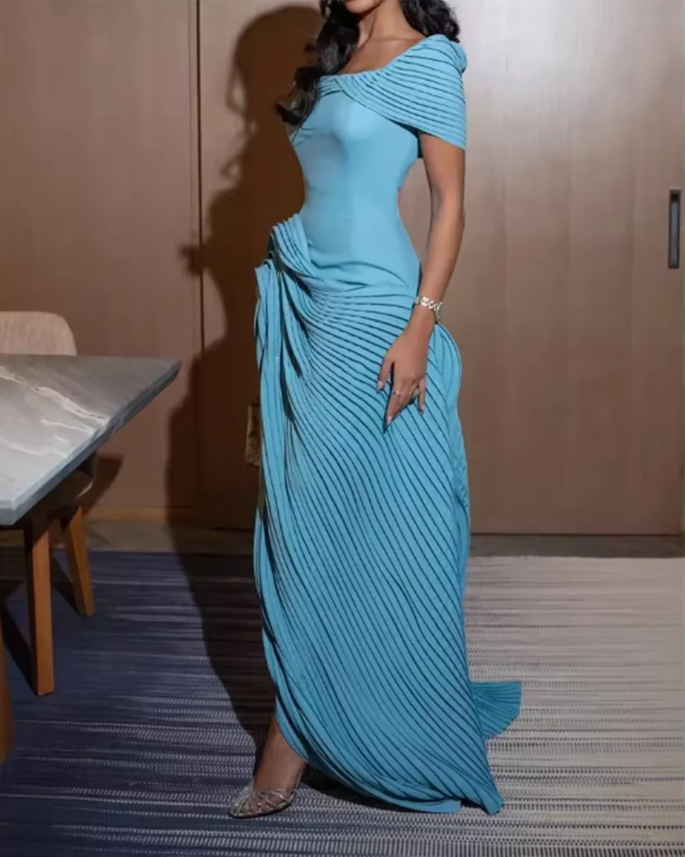 Vestido de noche de corte A personalizado con escote cuadrado, mangas cortas, detalle de volantes, cierre de cremallera hasta el suelo para ocasiones formales