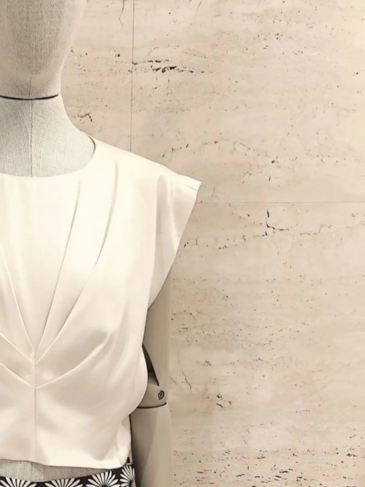 

Spring/Summer Women O-Neck Sleeveless Satin Solid Top Vertical Pleat Slim Fashion Elegant Vest