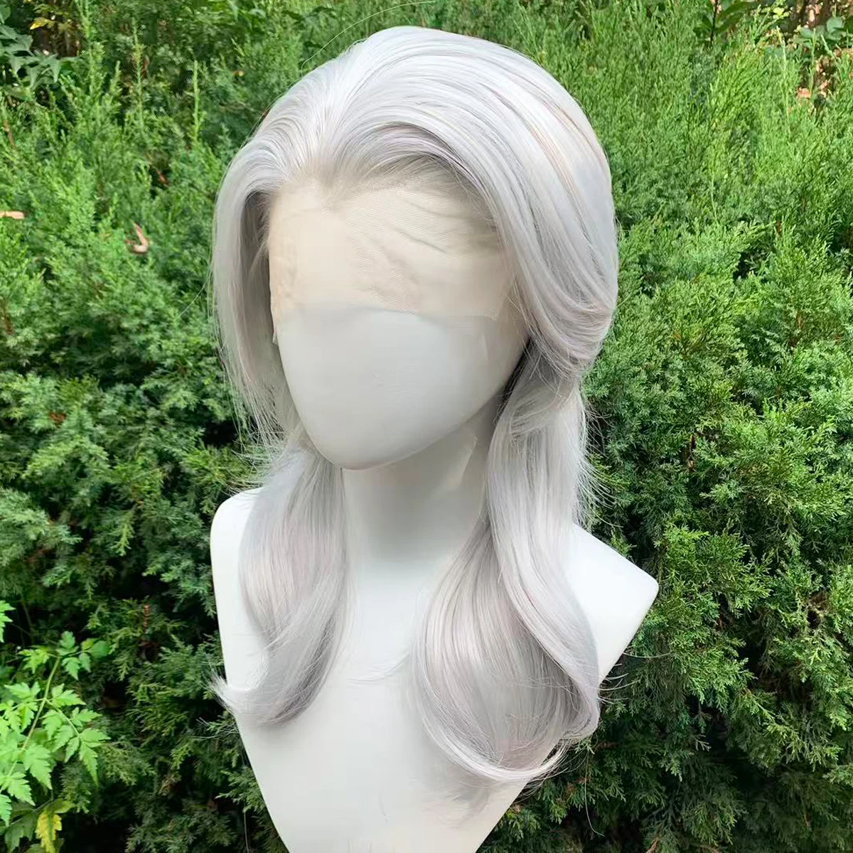 Silbergraue synthetische 13X4 Lace-Front-Perücken Widow Peak Cosplay-Perücke für Frauen, hitzebeständiges Haar, 150 % Dichte, gerade gewellte Perücke