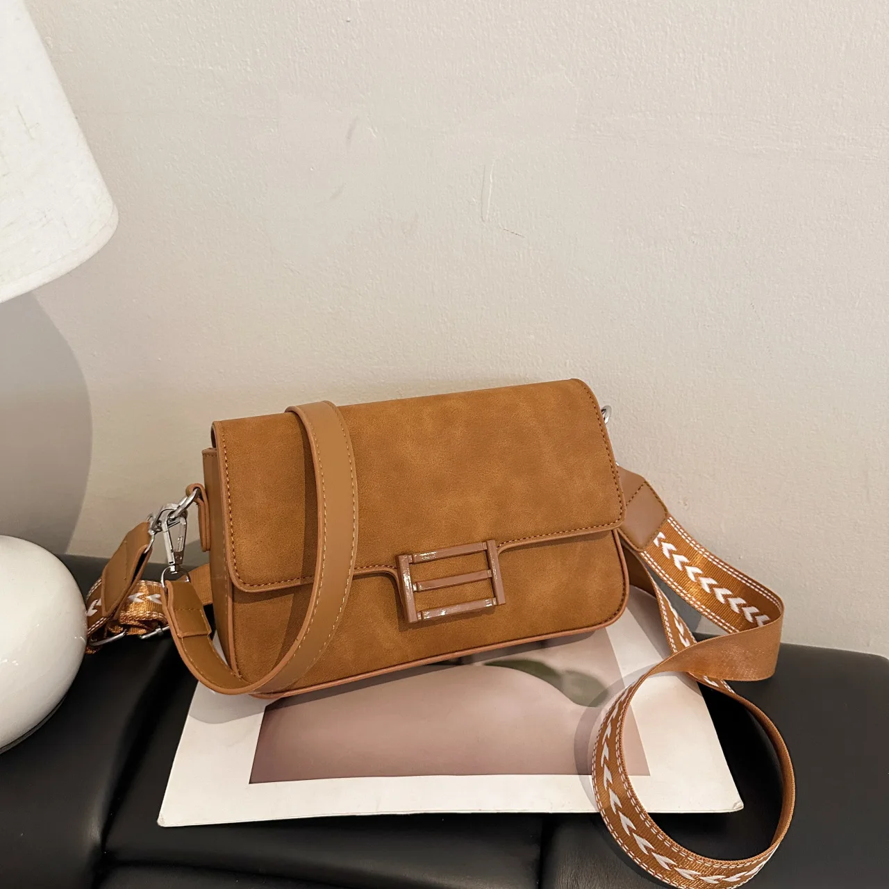 

2025 Autumn Vintage Underarm Bag, Luxe Square Bag for Women, Niche Chain Strap Chic Crossbody Tote, Fashion Day-to-Night Bag​
