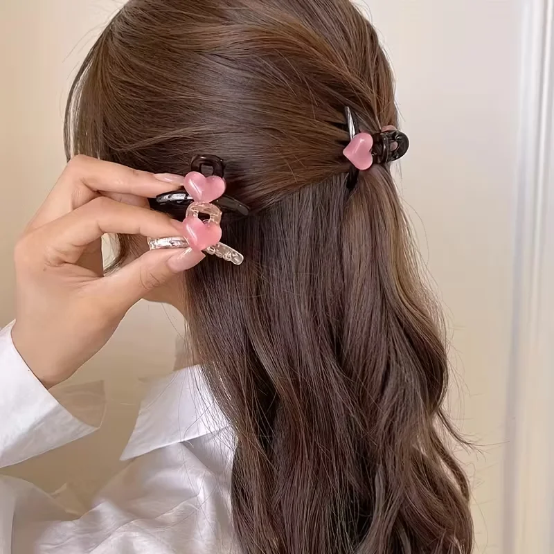 2-teiliges Set mit niedlichen herzförmigen Haarspangen aus Kunststoff, geeignet für Damen. Leuchtende Farben, perfekt für seitliche Ponyfransen – Detail 1
