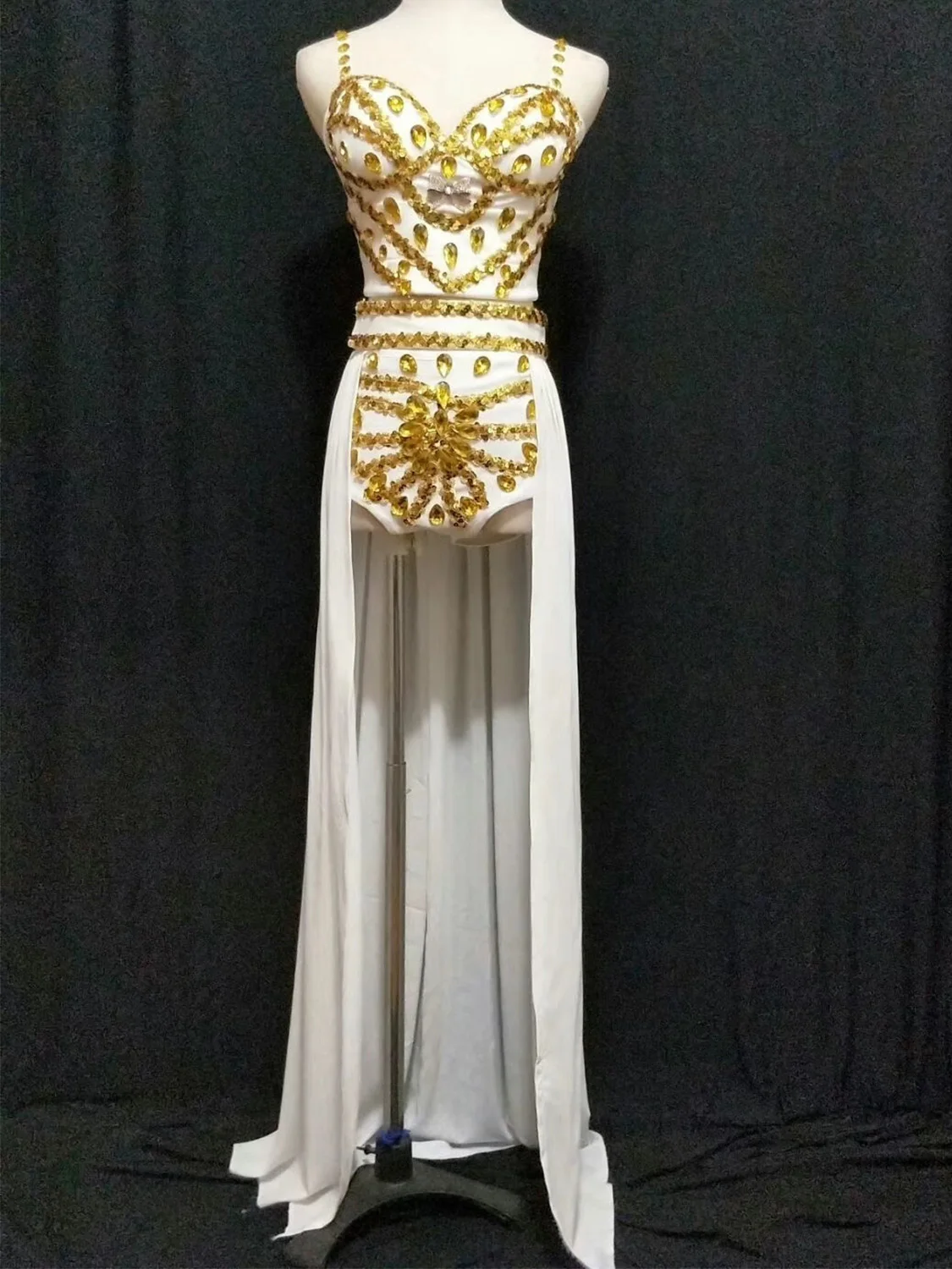 Shining Gold คริสตัล Rhinestones สปาเก็ตตี้สีขาวด้านบนและกางเกงขาสั้นยาวผลกําไรในรอบสามชิ้น Stage Bar Party เครื่องแต่งกาย