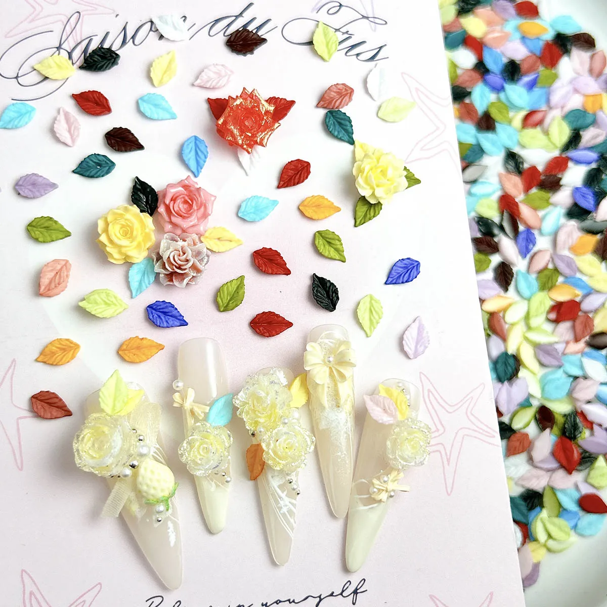 50個入り 多色 ミニ発光リーフ ネイルアートデコレーション 3D ミニマリスト リアルな樹脂リーフ ネイルチャーム DIYマニキュア用