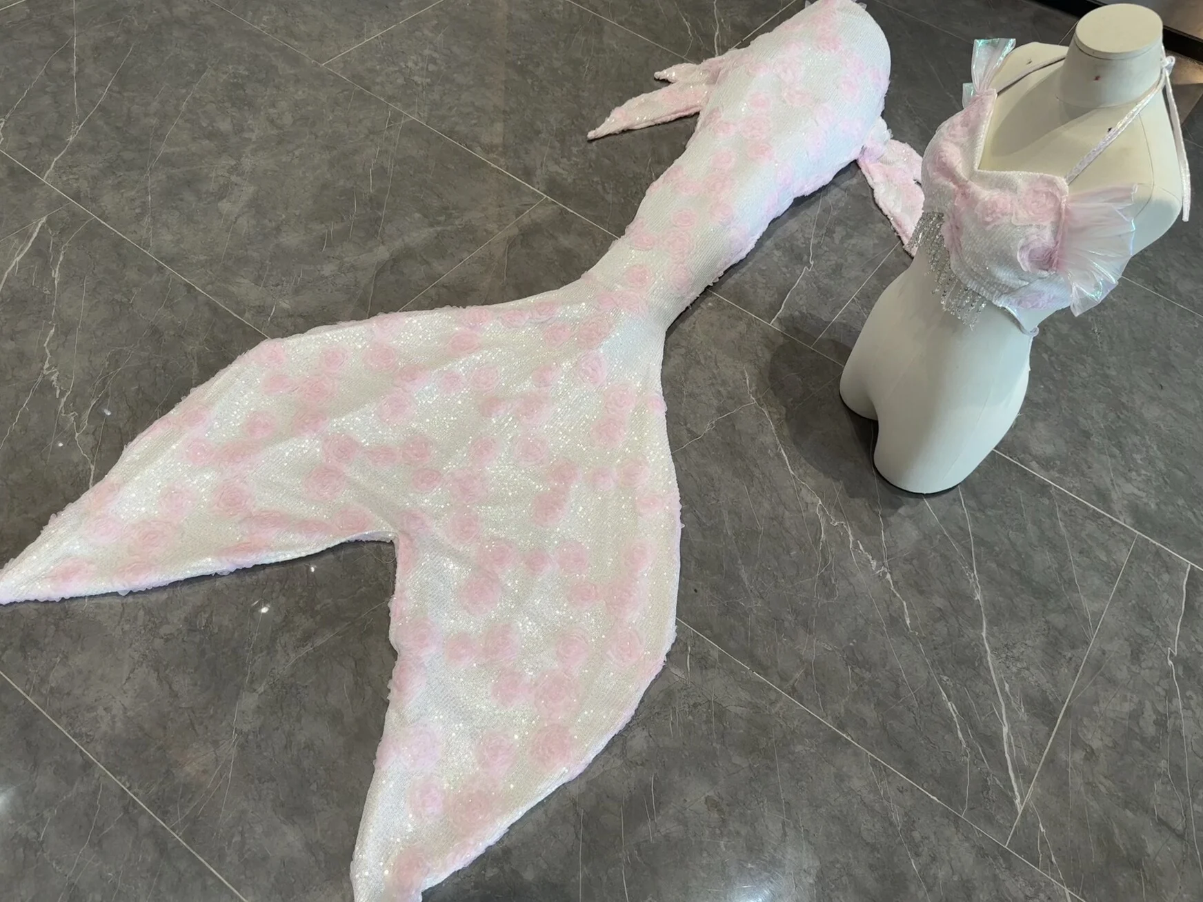 

Customized Mermaid Tail Fishskin Costume for Adult Mermaid Performances and Aquarium Shoots with Rose Sequins