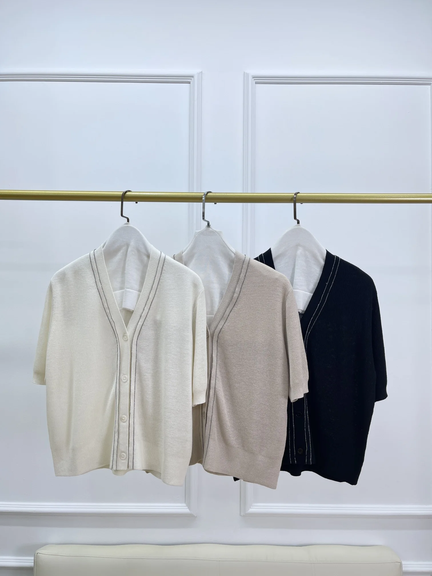 

Women's Silk and Linen Blended V-Neck Short-Sleeved Knitted Cardigan Contrasting Beaded Knitted TopEarly Spring Style, New Women