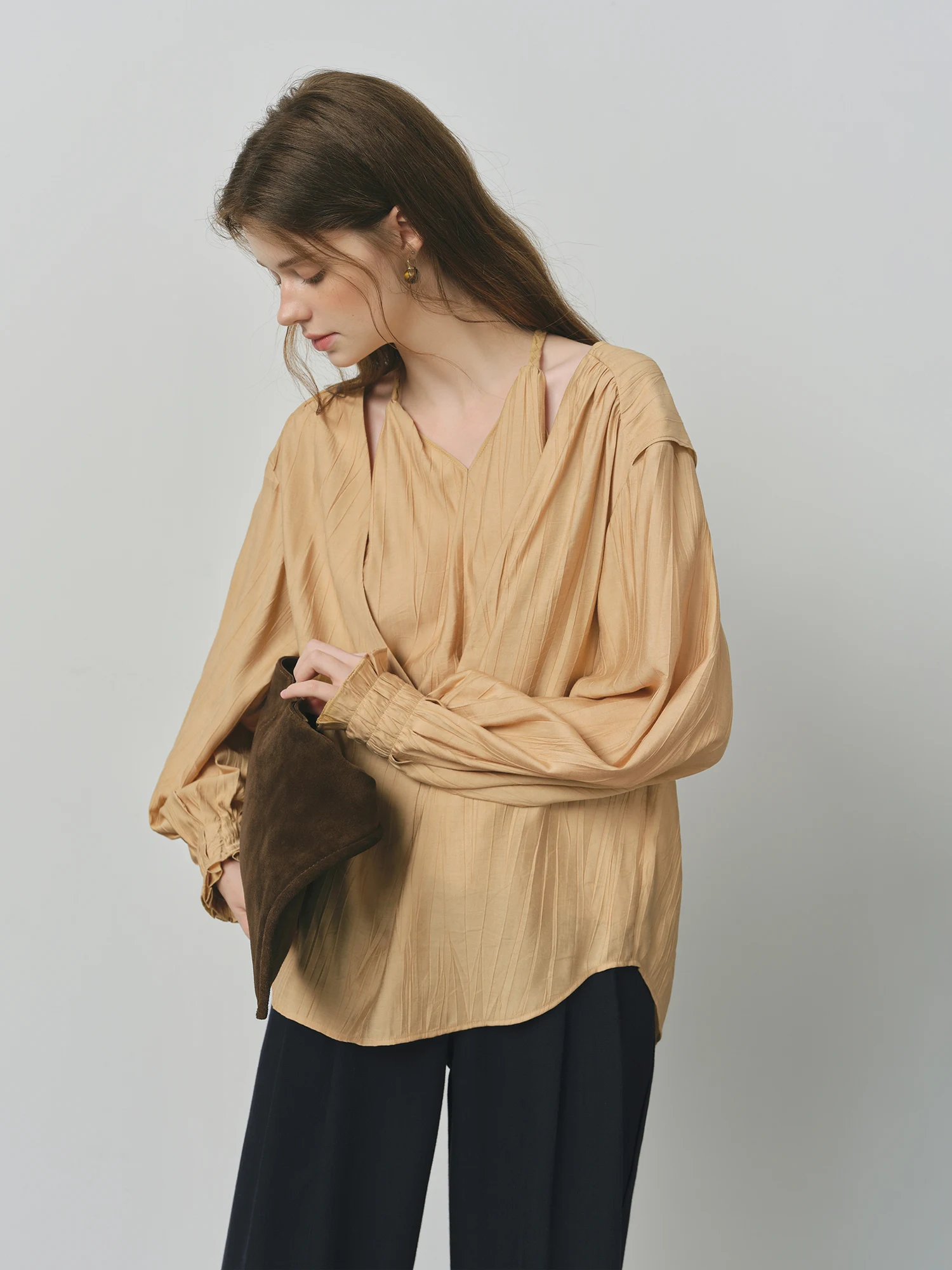 FSLE Style français licou cou faux deux pièces col en v texturé chemise femmes automne 2025 mode Design Unique haut 25FS13265