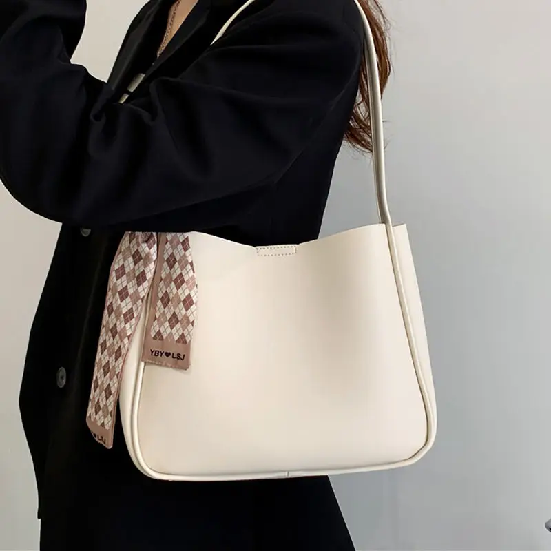 

Large Capacity Underarm Bag for Work and Commuting with A Simple Texture and A Single Shoulder Bucket Bag