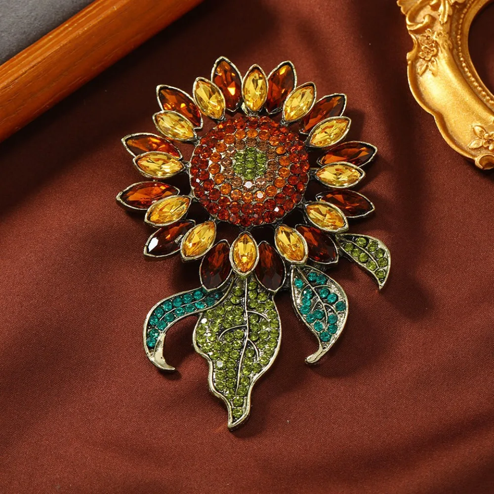 Luxuriöse, aufwendig gearbeitete Rosen- und Sonnenblumenbroschen für Männer und Frauen, Schmuck und Modeaccessoires. – Detail 4
