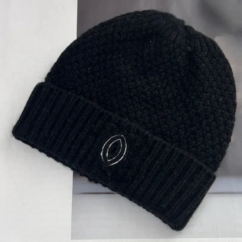 

Luxury Hat Style Cashmere Knitted Beanie Fashionable Knitted Designer Hats Embroidered Knitted Hat Warm Woolen Hat VCGREH