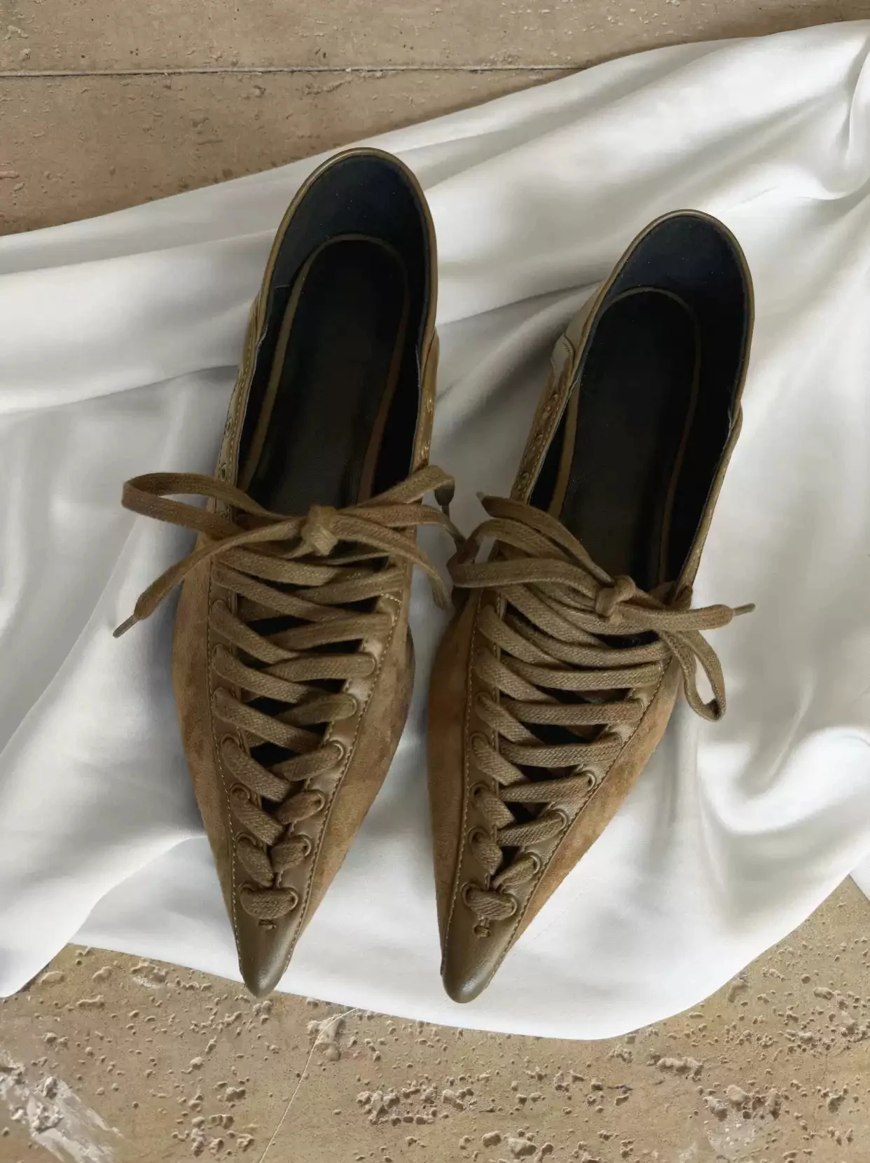 Mules plates vintage à bout pointu pour femme, à lacets, design sans talon, avec lacets sur toute la longueur, bout étroit et fin, chaussures rétro minimalistes