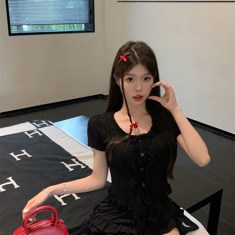 Maglione a maniche corte con giunture in pizzo dolce per donna 2025 Camicia base slim di nuovo design estivo Top corto