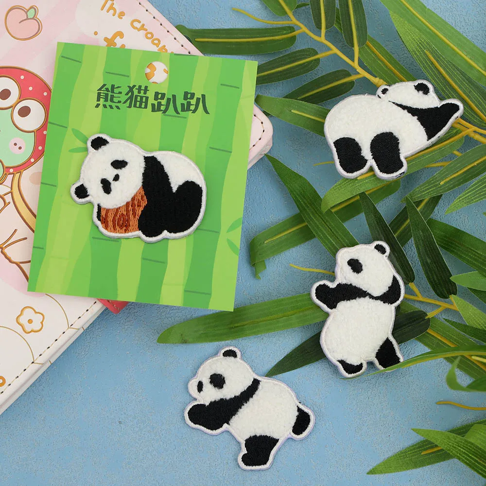 1 pezzo Panda Pattern panno Patch Stick su abbigliamento decorativo pantaloni autoadesivi fori adesivi ricamo