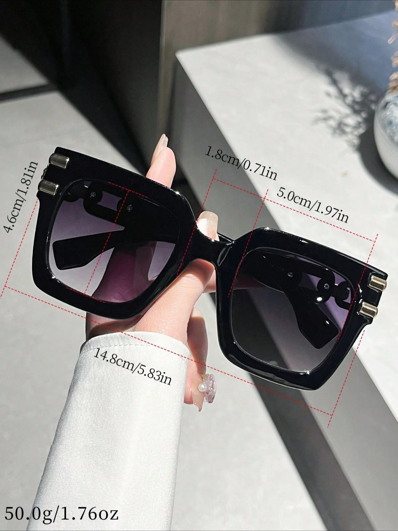 نظارات نسائية عصرية مربعة كبيرة الحجم بأرجل سلسلة كلاسيكية مناسبة للتنقل اليومي للصور