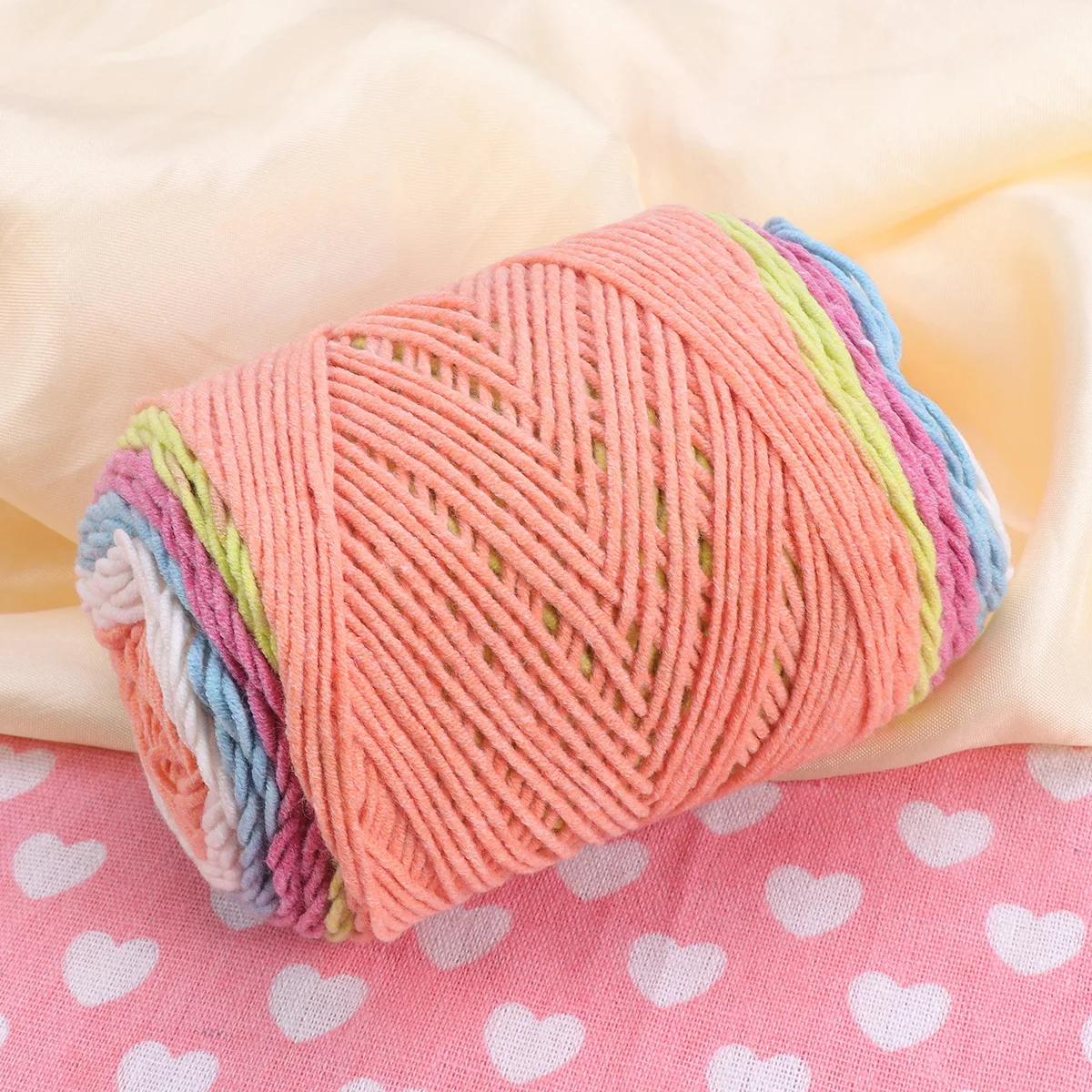 1 rolka tęczowej, kolorowej włóczki dziewiarskiej, wysokiej jakości mieszanka bawełny i akrylu, odporna na mechacenie, miękka, gruba, ręcznie robiona wełna do szydełkowania czapek.