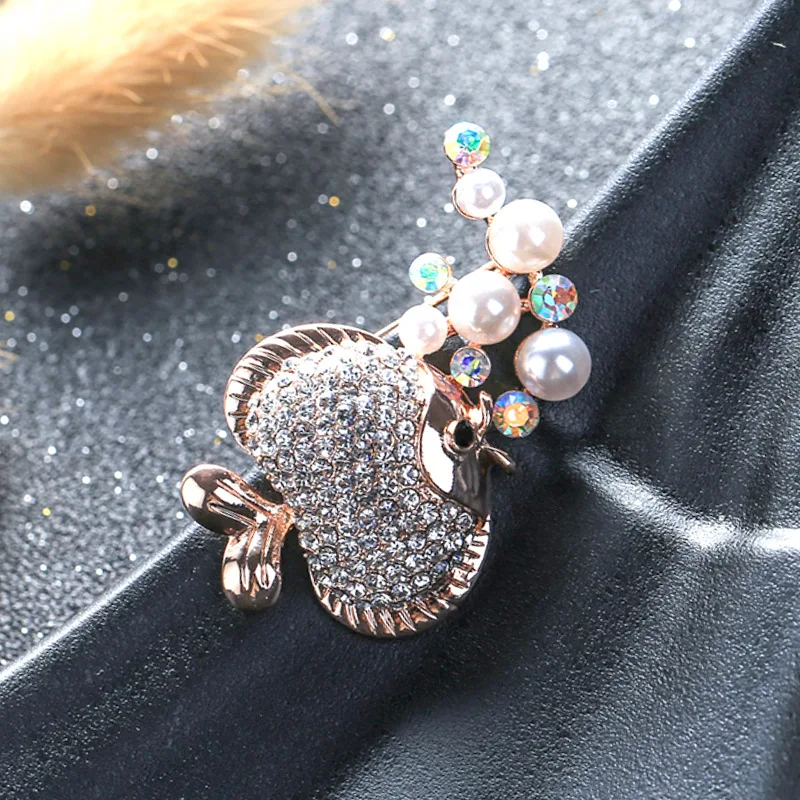 Cute Fish Brooches for Women Suit Golden Cartoon Animal Pins Fashion Rhinestone Pearl Jewelry Clothing Accessories Gifts 201