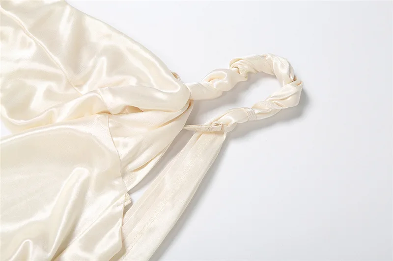 ชุดมินิเดรสสายเดี่ยวผ้าซาตินเงาสีแชมเปญแต่งระบายผูกโบว์ โชว์หลัง สายสปาเก็ตตี้ สำหรับงานปาร์ตี้และคลับ