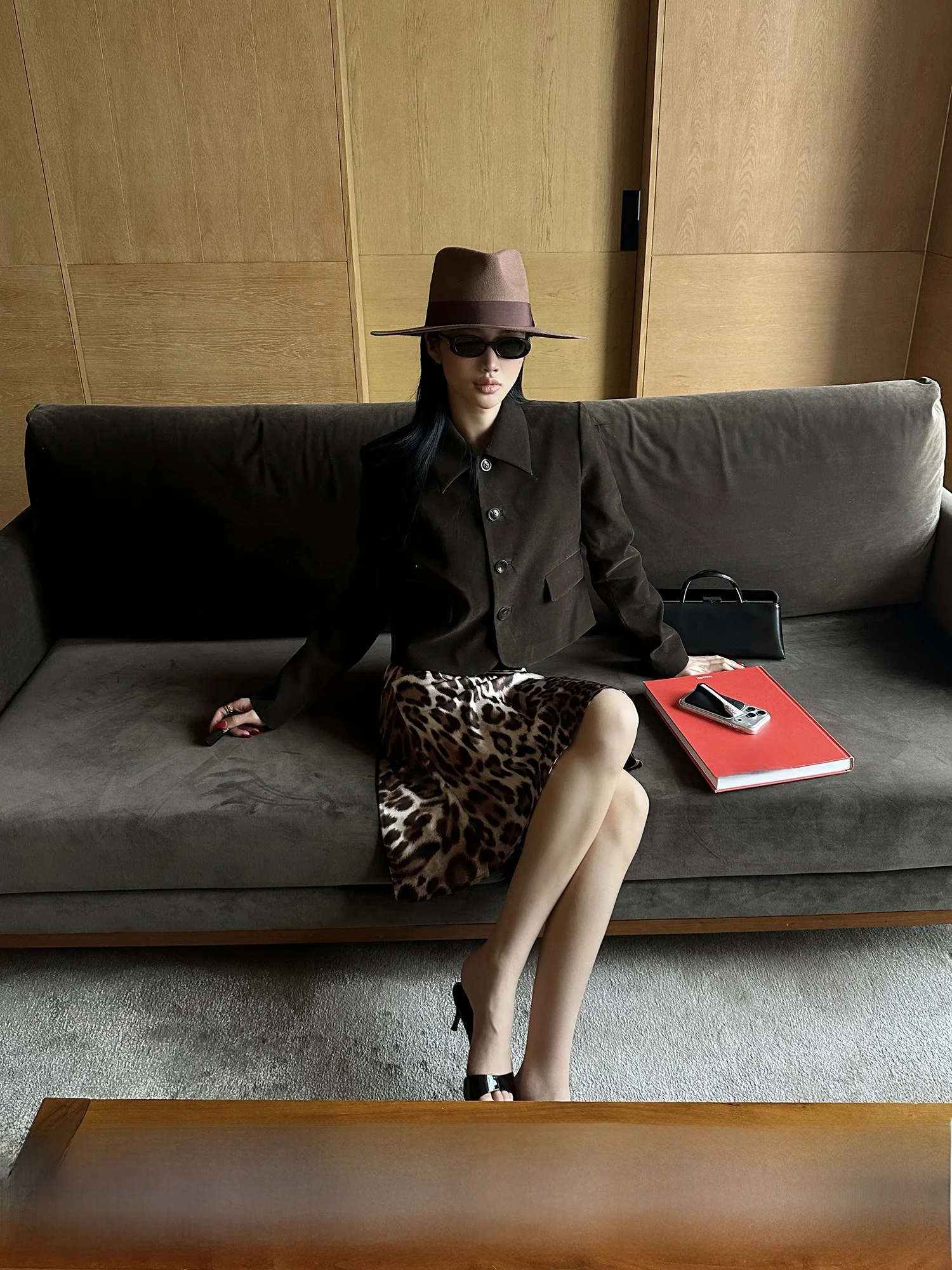 

Slim Fit Suede Jaet Women's Long Sve Turn-down Collar ort Vintage Coat Rovente Weis Film Brown Color Spring Faion