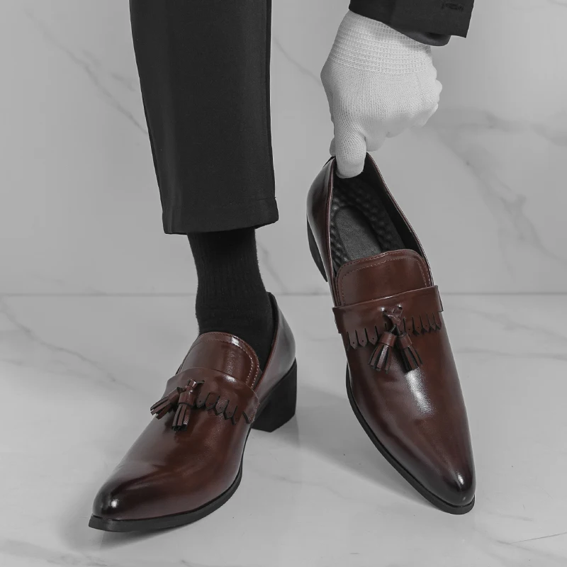 

Мужские кожаные туфли с заостренным носком и бахромой, в британском стиле, на высоком каблуке, универсальные, подходят для всех случаев, модные, для делового стиля.