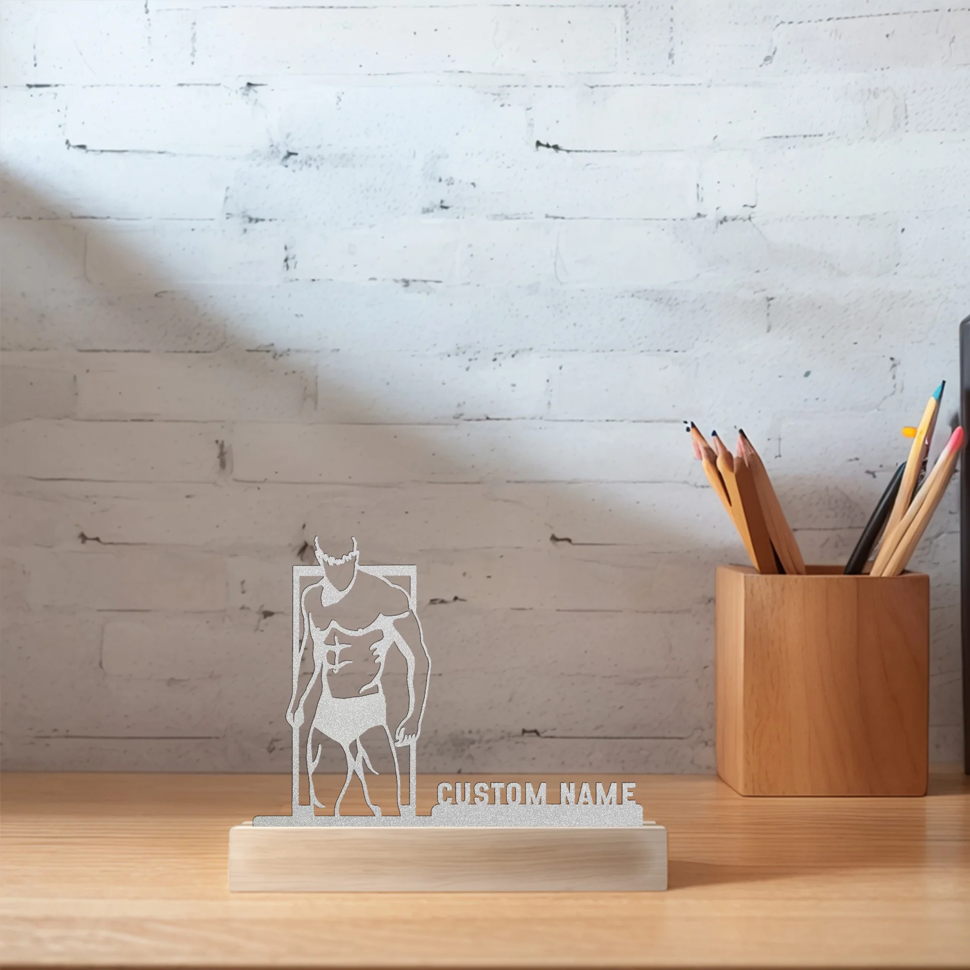 1pc Guerriero muscolare astratto Nome personalizzato Statua in metallo Ornamento in metallo con base in legno Scultura in metallo Artigianato d'arte con base in legno