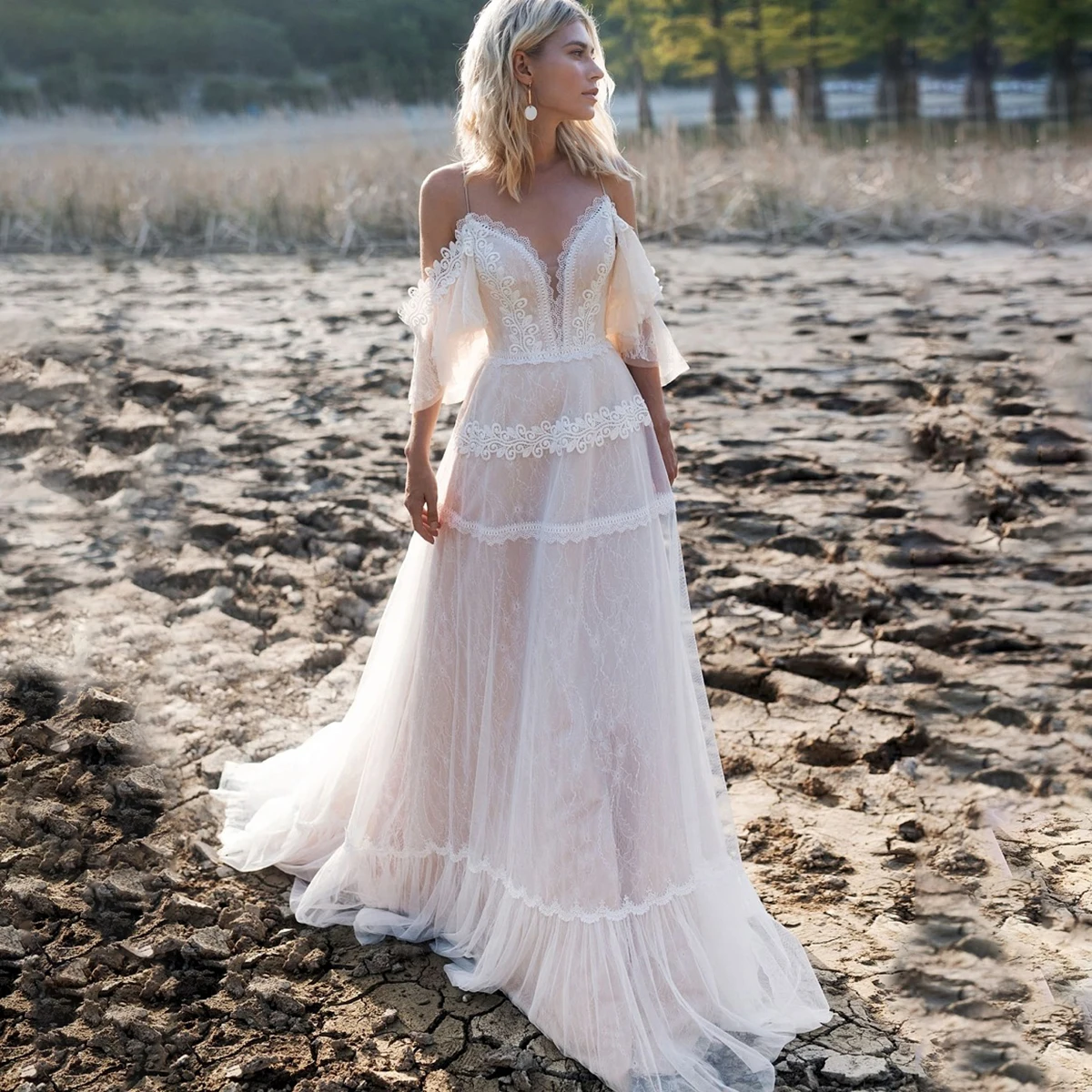 Abito da sposa da esterno in pizzo con scollo all'americana aperto sul retro rustico Plus Size Boho personalizza abito da sposa senza maniche con bottoni a balze a taglio basso