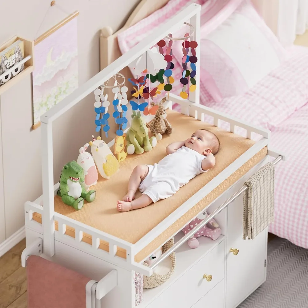 ベビーチェンジングテーブル（車輪、引き出し、洋服掛け付き）- 保育園用モバイルおむつ交換台