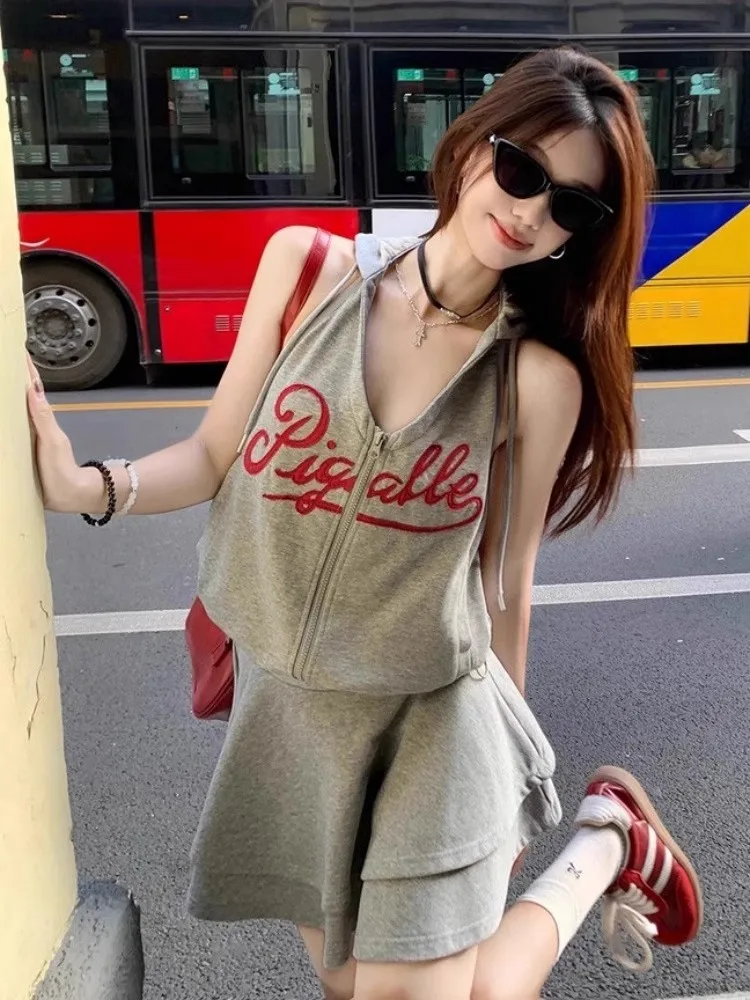 

Американский спортивный комплект: женский летний худи и короткая юбка, повседневный комплект из двух предметов, хлопок, короткий рукав, V-образный вырез, на молнии