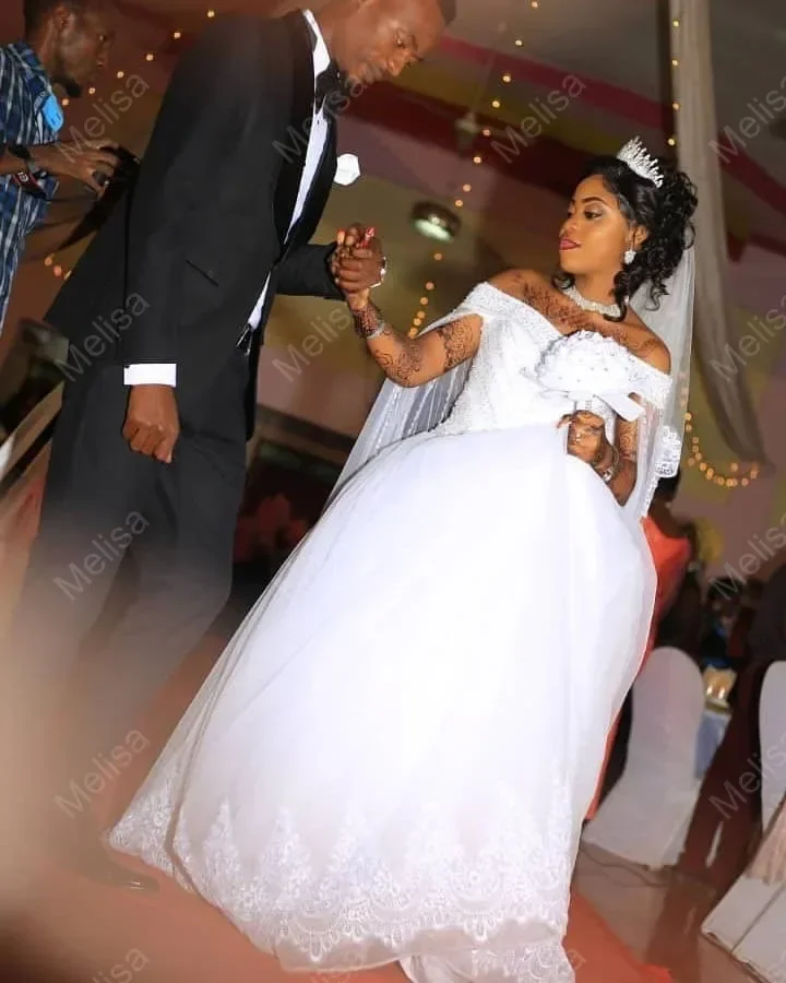 Customized Simple A-Line Off The Shoulder Sequins Beading Wedding Dresses Robe De Mariée With Cape Lace African Bridal Gowns