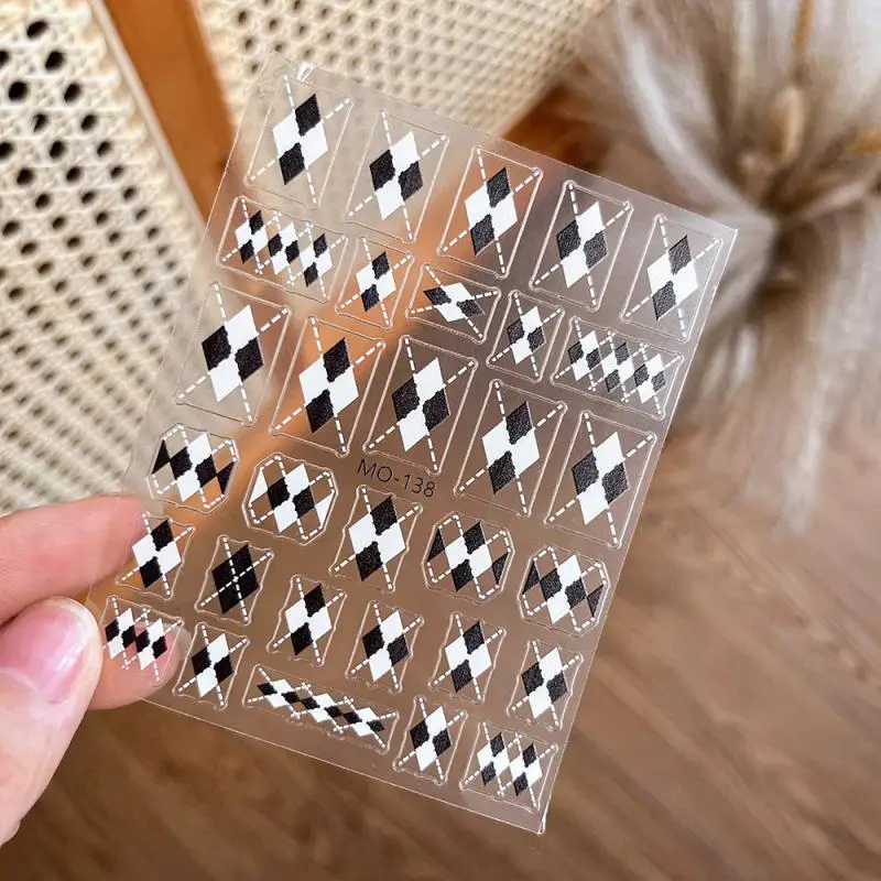 Trwałe tłoczone karmelowe naklejki toksyczne wolne i bezpieczne, naklejki do paznokci łatwe w użyciu wodoodporna i trwała aplikacja