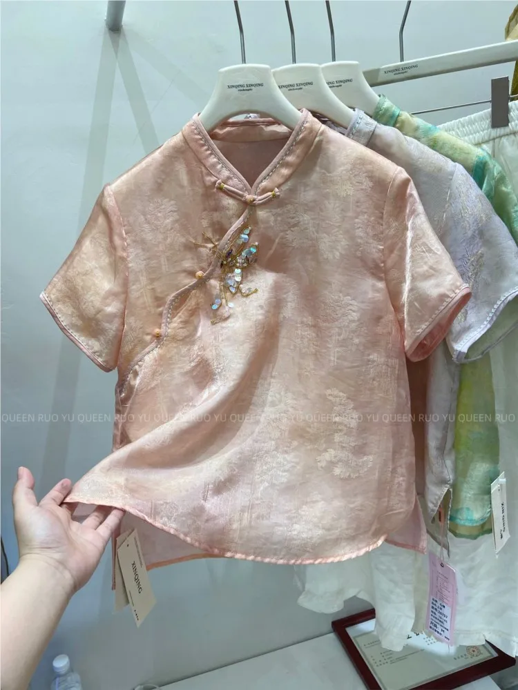The new Chinese-style button-embroidered sequined short-sleeved silk blouse exudes a gentle luxurious and loose Chinese style