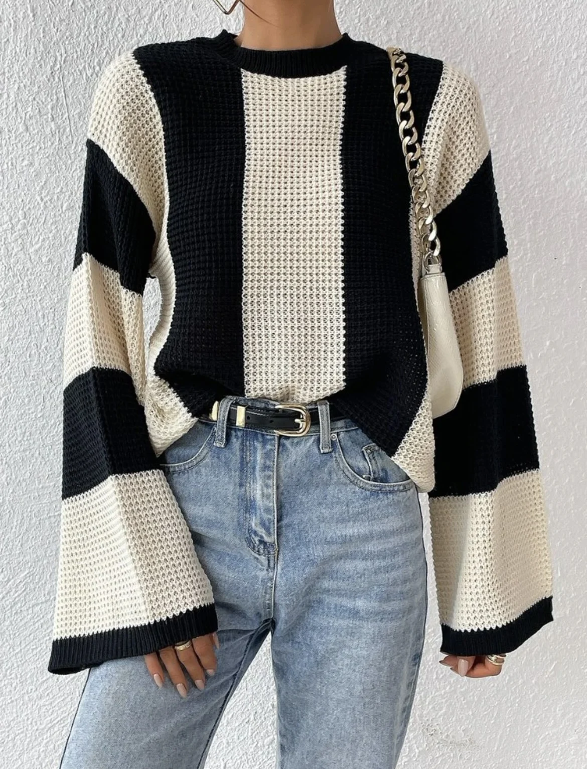 Autumn and winter women\'s fashion design loose knitted sweatshirt black and white striped contrast flared sleeve top