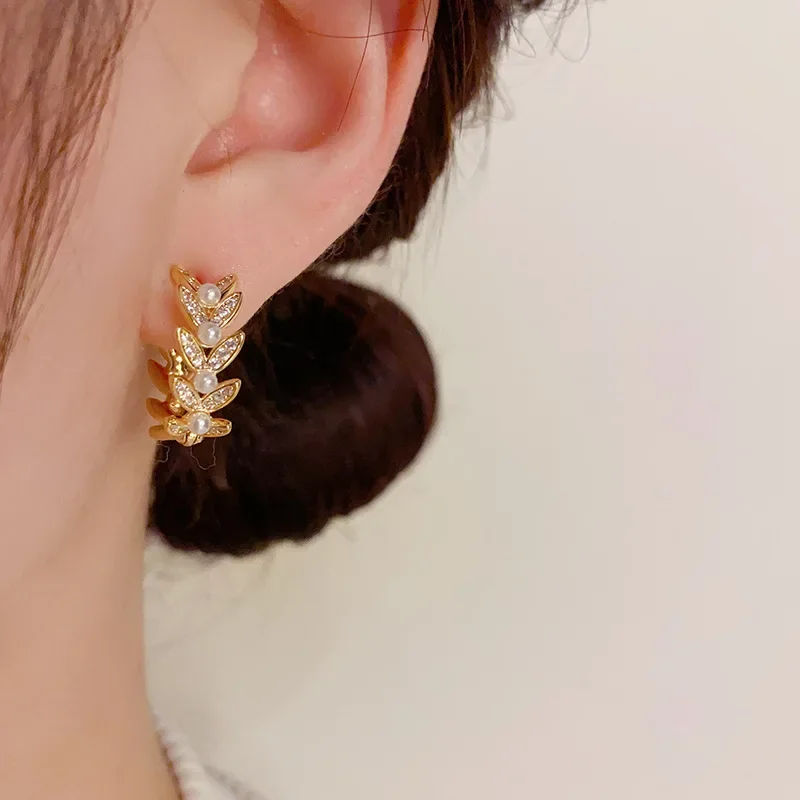 Korean Style Light Luxury Fashion Micro Set Zircon Wheat Ear Pearl Ear Buckle High Grade Retro Earrings for Women Jewelry.